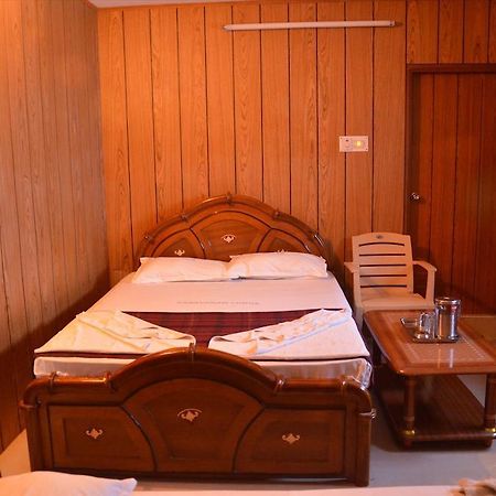 Saravanan Lodge Chennai Room photo