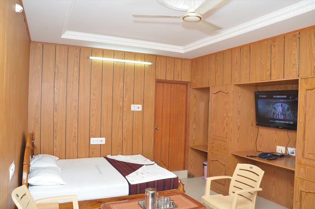 Saravanan Lodge Chennai Room photo