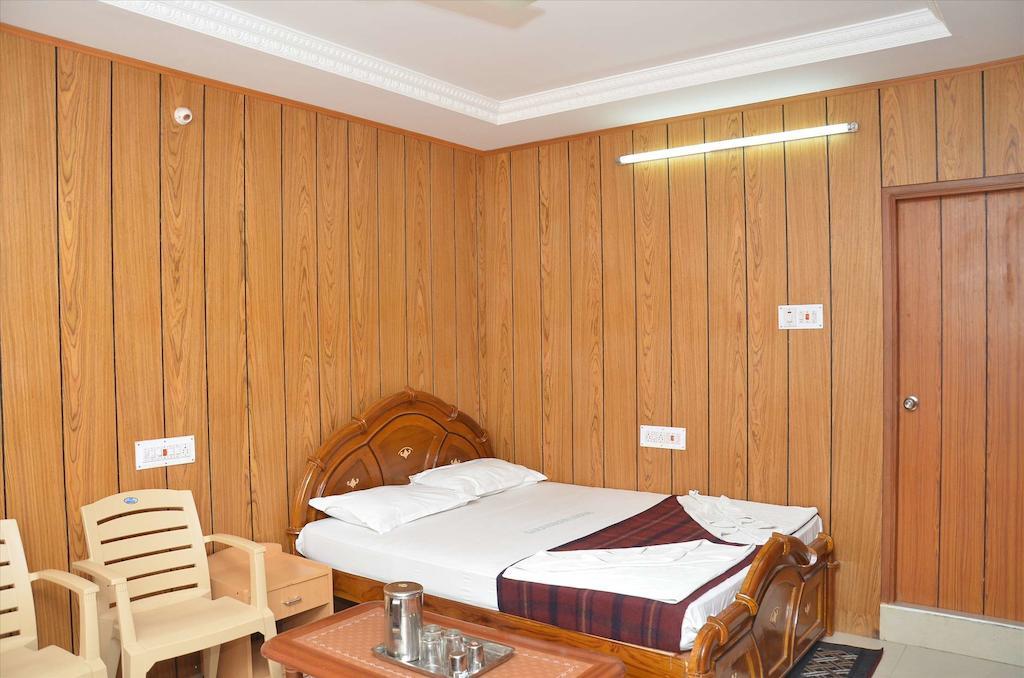 Saravanan Lodge Chennai Room photo