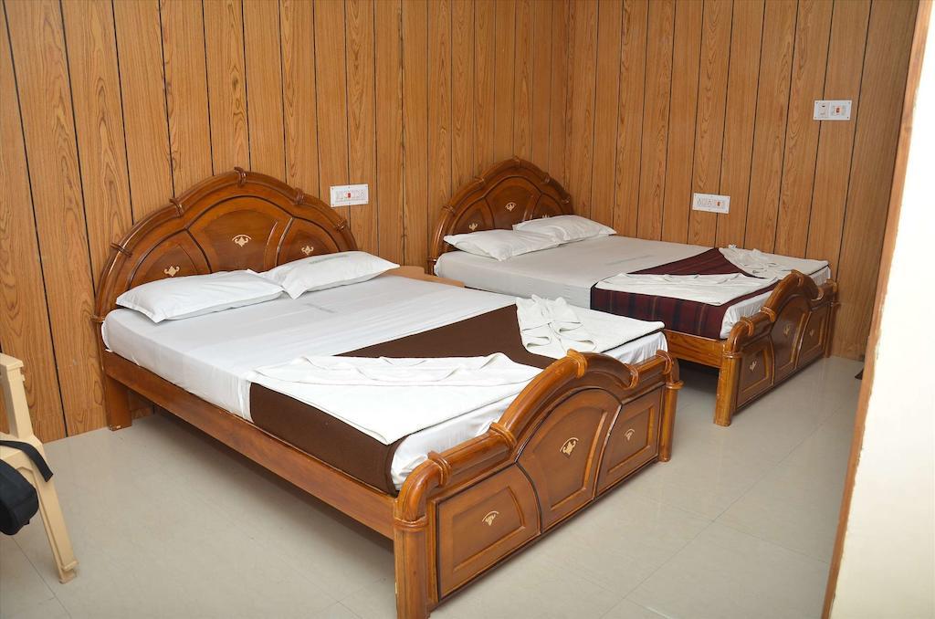 Saravanan Lodge Chennai Room photo